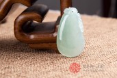 喜不自胜冰种带绿福寿如意缅甸翡翠挂件
