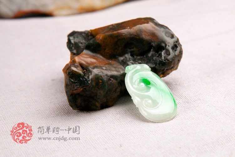 翠意水色正阳绿如意缅甸翡翠挂件
