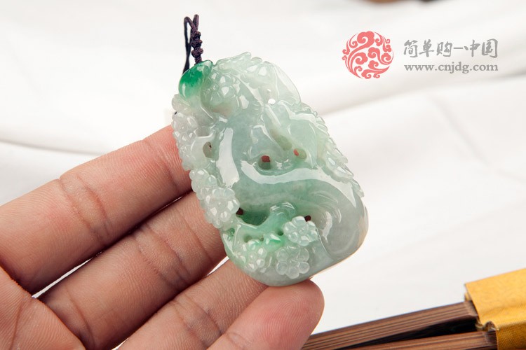 白底绿松梅三友缅甸翡翠挂件