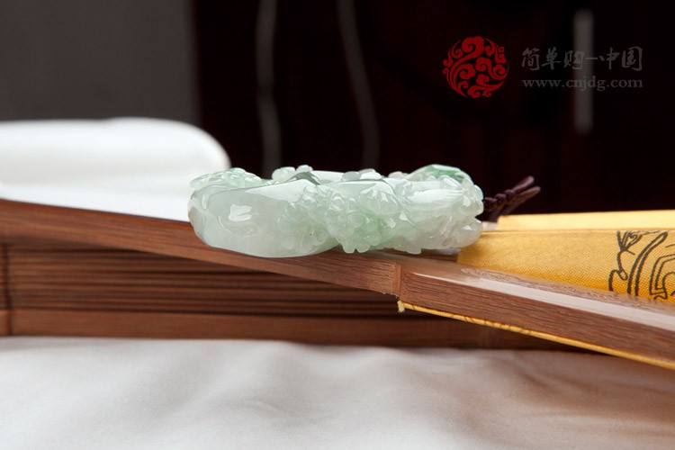 白底绿松梅三友缅甸翡翠挂件