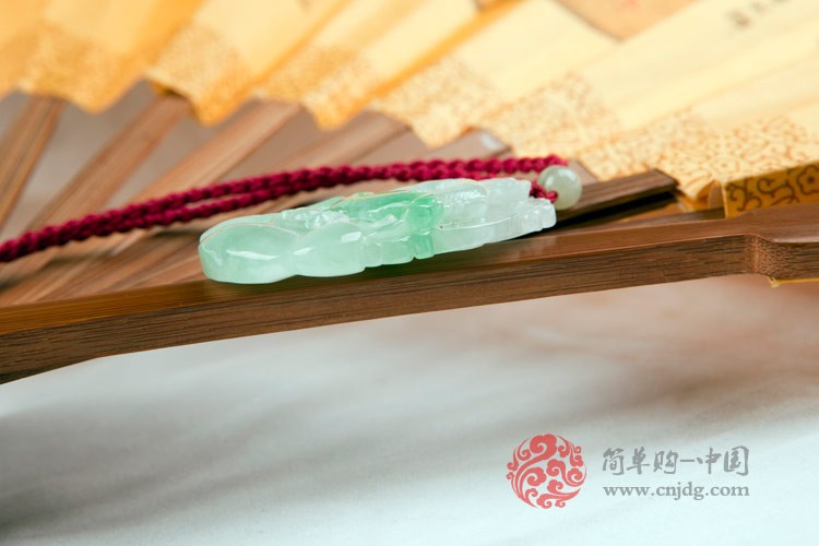 白底绿年年有鱼缅甸翡翠挂件