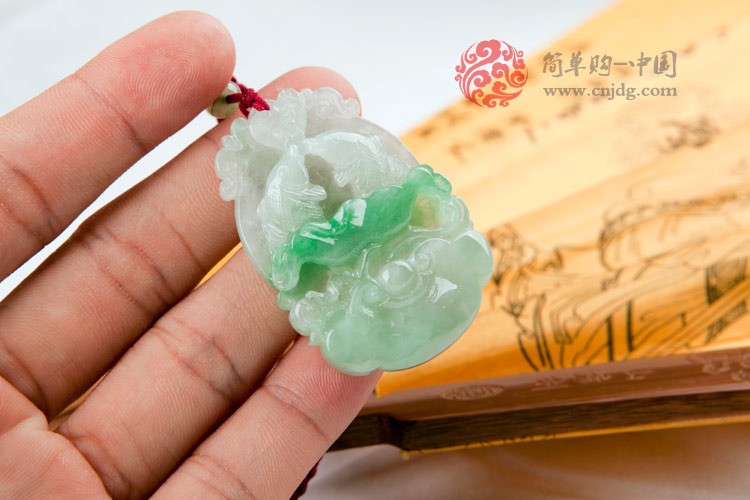 白底绿年年有鱼缅甸翡翠挂件