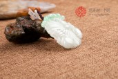 白底绿和和美美缅甸翡翠挂件