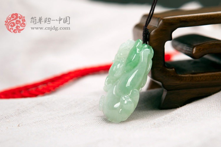 白底绿貔貅旺财缅甸翡翠挂件