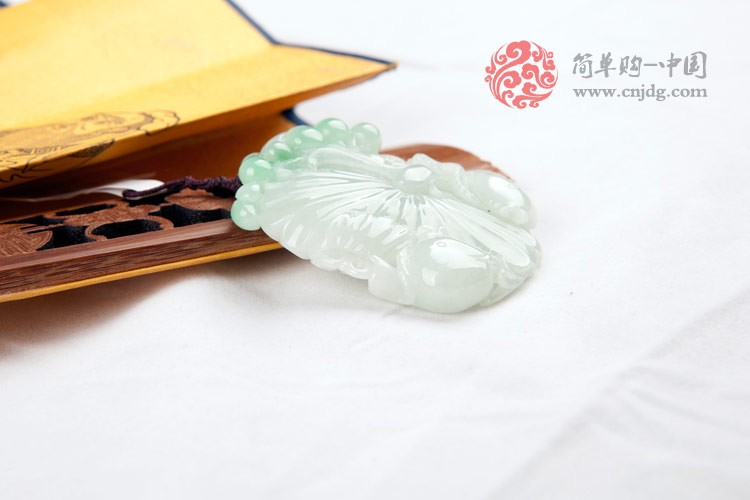 白底绿和和美美缅甸翡翠挂件