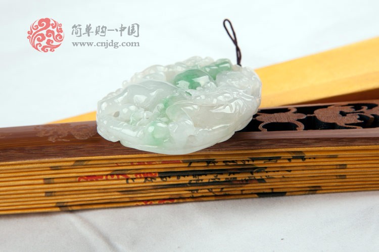 挡煞化煞白底绿招财貔貅缅甸翡翠挂件