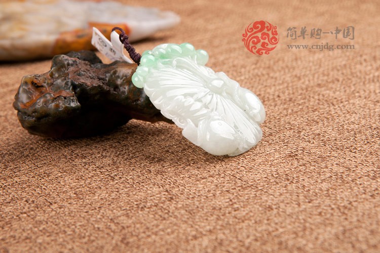 白底绿和和美美缅甸翡翠挂件