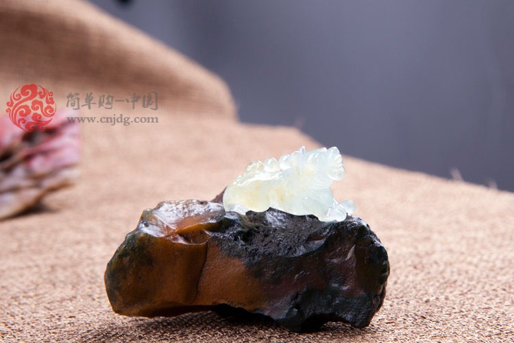 冰黄种老虎缅甸翡翠挂件