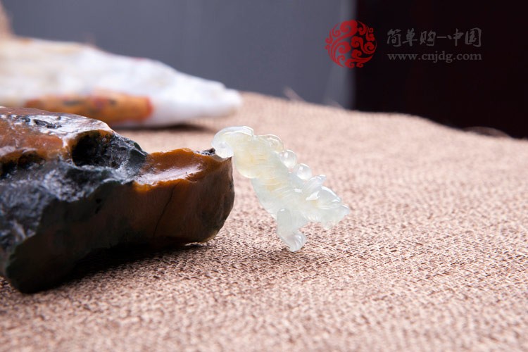 冰黄种老虎缅甸翡翠挂件