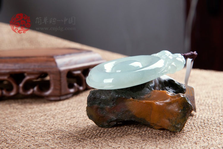 蓝水福在眼前缅甸翡翠挂件